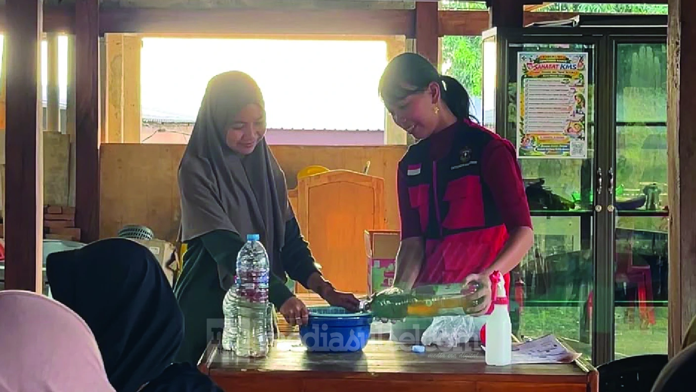 Mahasiswa KKNT Unhas Edukasi Warga Parepare Olah Kulit Bawang Merah Jadi ZPT Alami untuk Tanaman 2 Olah Kulit Bawang2