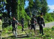 Mahasiswa Unhas dan Warga Kajaolaliddong Gotong Royong Bersihkan Lingkungan Desa