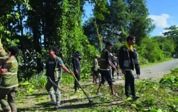 Mahasiswa Unhas dan Warga Kajaolaliddong Gotong Royong Bersihkan Lingkungan Desa 4 PPK ORMAWA UKM KPI Unhas