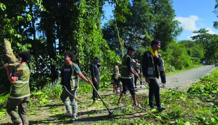 Mahasiswa Unhas dan Warga Kajaolaliddong Gotong Royong Bersihkan Lingkungan Desa