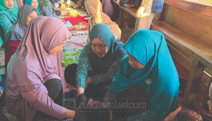 Mahasiswa UMI Latih Warga Bonto Manurung Maros Olah Buah Pinus Jadi Briket Biomassa Bernilai Ekonomi