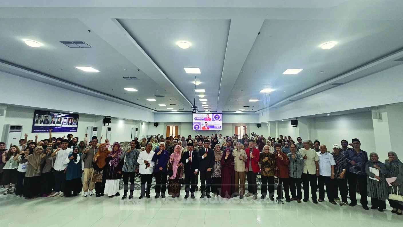 Prof. Sukri bersama civitas akademika FKM Unhas