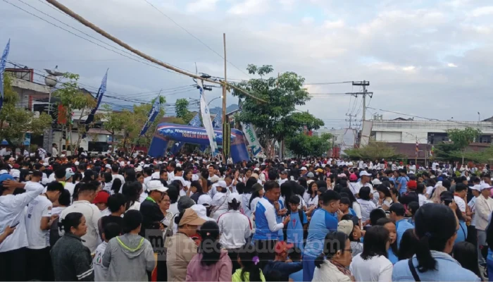 Ribuan Warga Tumpah Ruah Semarakkan Jalan Sehat HUT ke-18 Toraja Utara