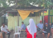 Mahasiswa KKNT Unhas Ajak Nelayan Parepare Terapkan “Satu Perahu Satu Karung” untuk Kurangi Sampah Laut