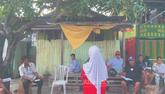 Mahasiswa KKNT Unhas Ajak Nelayan Parepare Terapkan “Satu Perahu Satu Karung” untuk Kurangi Sampah Laut
