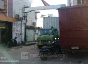 Truk Raksasa Bongkar Muat di Jalan Sempit Bontoala Makassar, Diduga Langgar Aturan Operasional