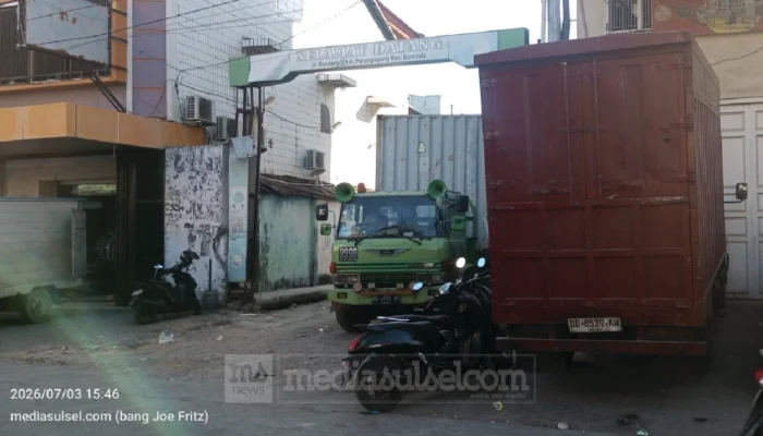 Truk Raksasa Bongkar Muat di Jalan Sempit Bontoala Makassar, Diduga Langgar Aturan Operasional