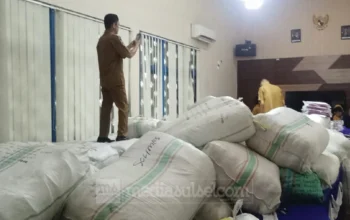 Disdik Bone Minta Wali Murid Baru SD dan SMP Tidak Membeli Seragam, Akan Dibagikan 13 Juli 3 Tumpukan seragam gratis Bone
