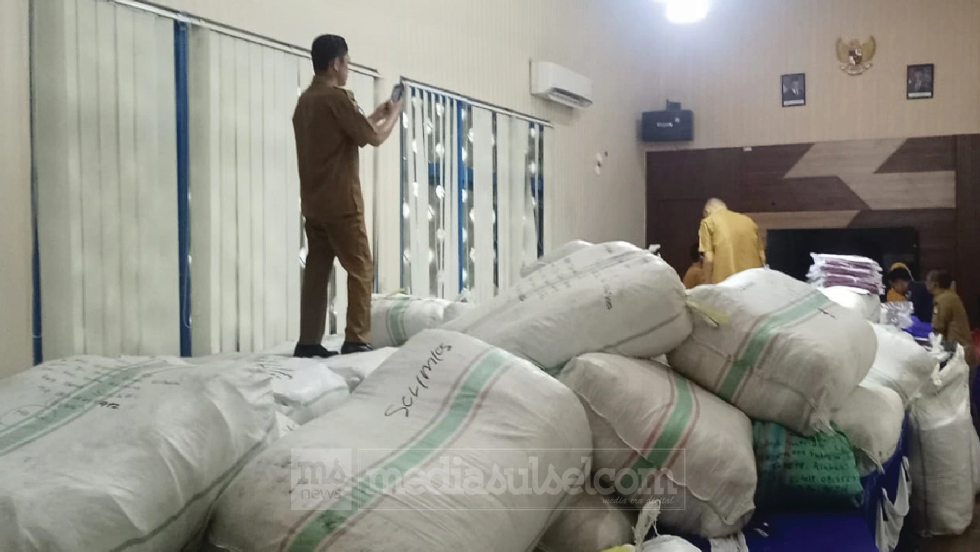 Tumpukan seragam gratis Bone