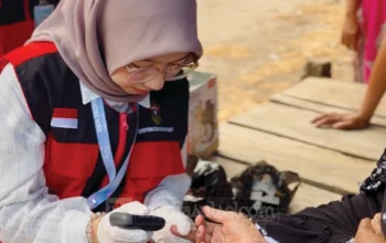 Mahasiswa KKN Unhas Gelar Cek Gula Darah Gratis, Warga Pajalele Antusias Ikuti Skrining Diabetes