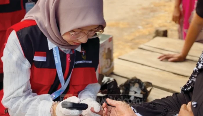 Mahasiswa KKN Unhas Gelar Cek Gula Darah Gratis, Warga Pajalele Antusias Ikuti Skrining Diabetes