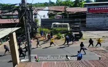 warga bentrok dengan petugas