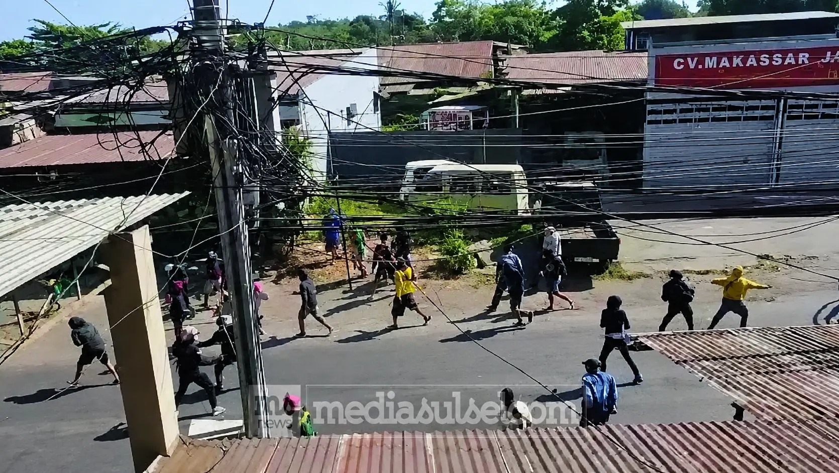 warga bentrok dengan petugas