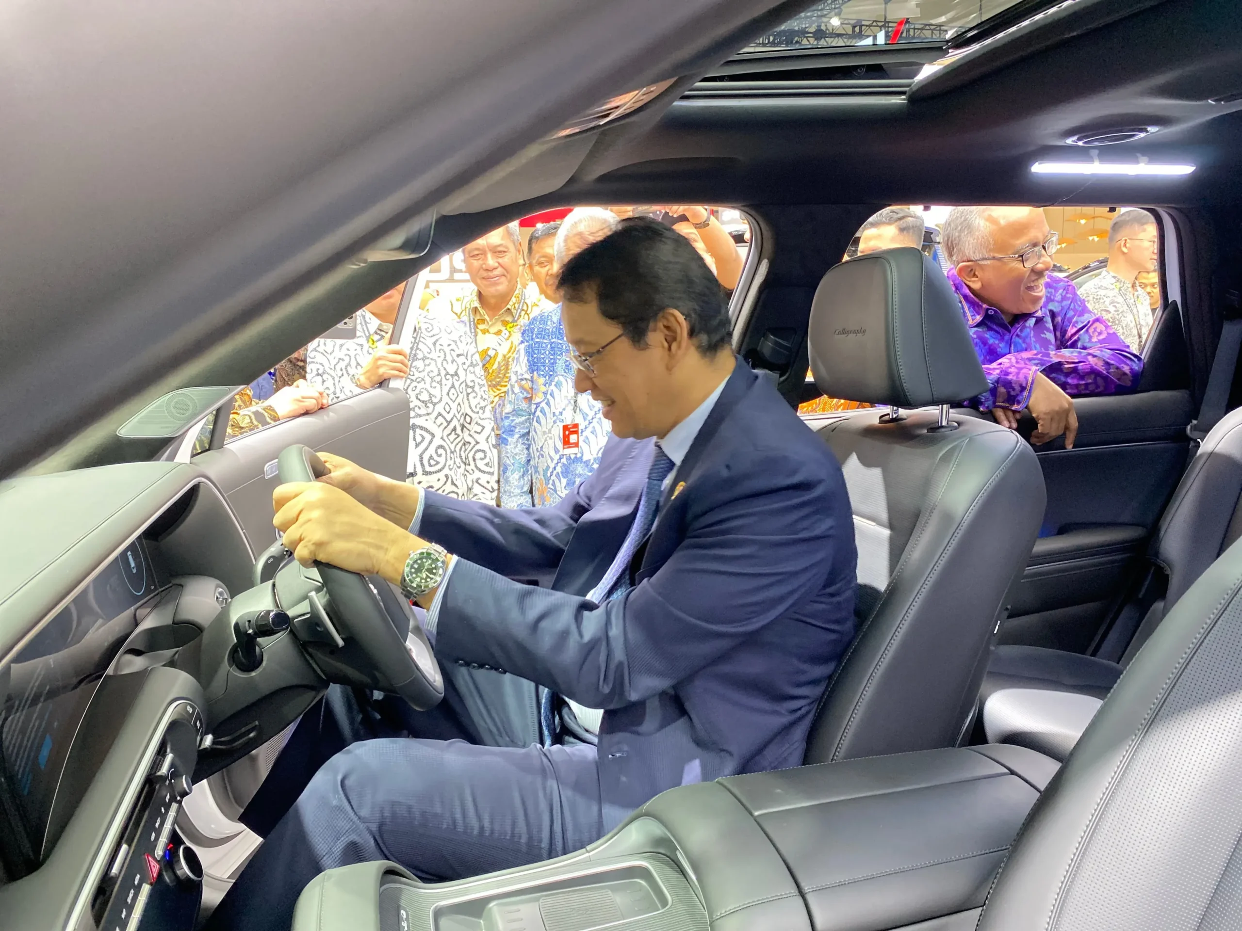 Menkeu Purbaya Kunjungi Booth Hyundai di GIIAS 2026, Jajal Langsung New PALISADE Hybrid