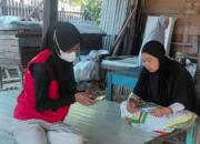 Pelaku UMKM Sidrap Diajari Catat Keuangan Pakai Aplikasi SIAPIK oleh Mahasiswa KKN Unhas