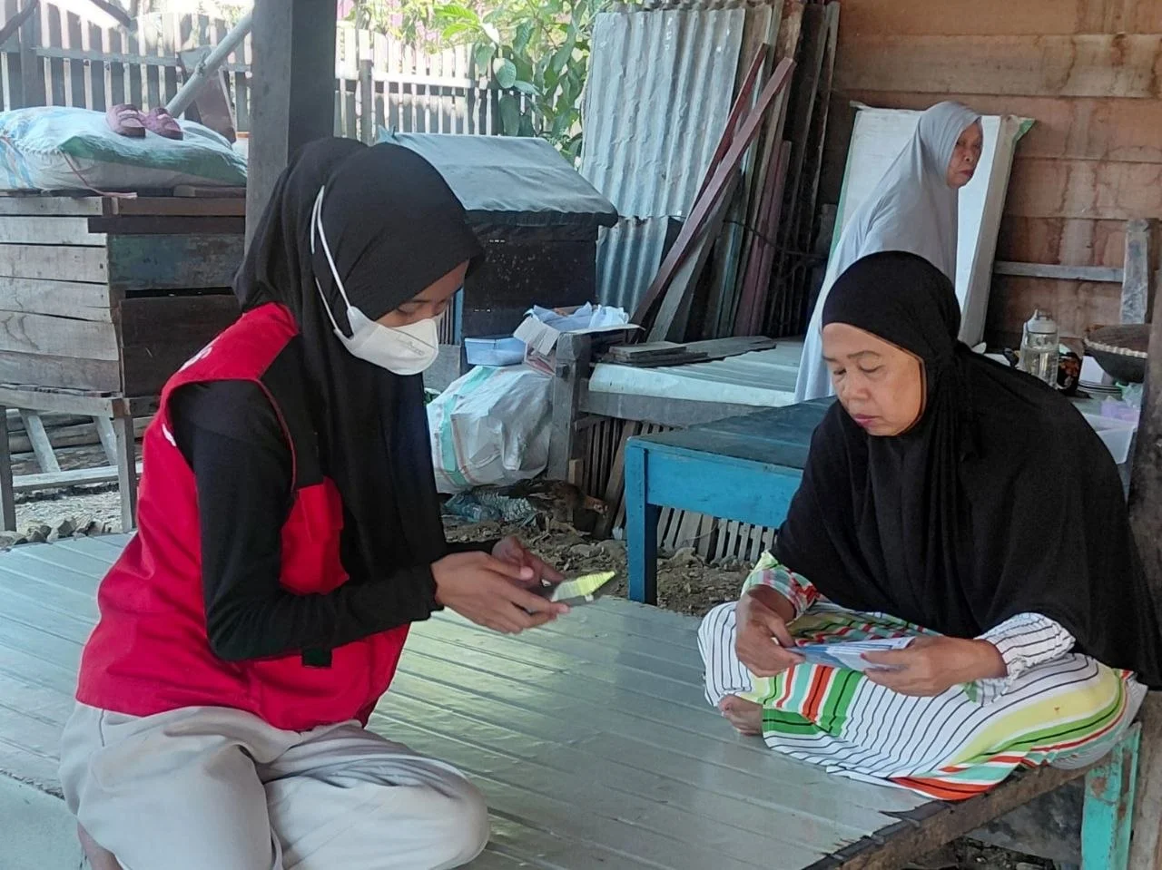 Pelaku UMKM Sidrap Diajari Catat Keuangan Pakai Aplikasi SIAPIK oleh Mahasiswa KKN Unhas