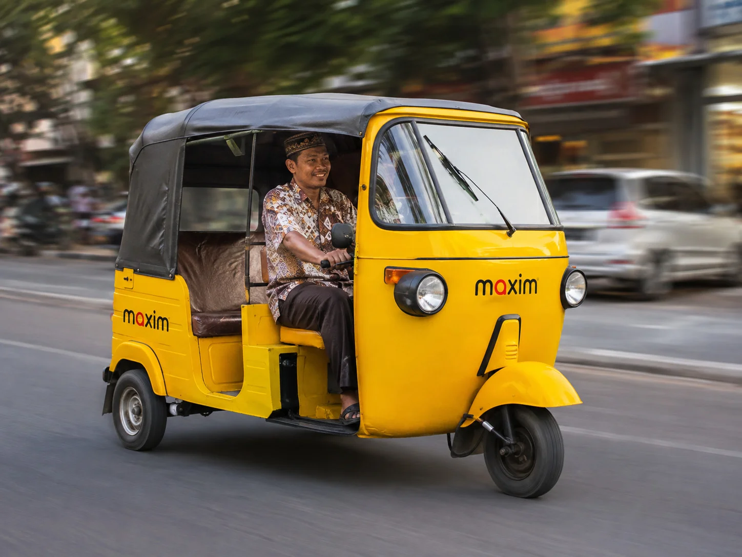 Bajaj Maxim resmi hadir di Palopo, Sulsel. Layanan ini menawarkan kabin tertutup, kapasitas hingga dua penumpang, dan tarif hemat.Bajaj Maxim Resmi Masuk Palopo, Ada Kabin Tertutup dan Tarif Hemat