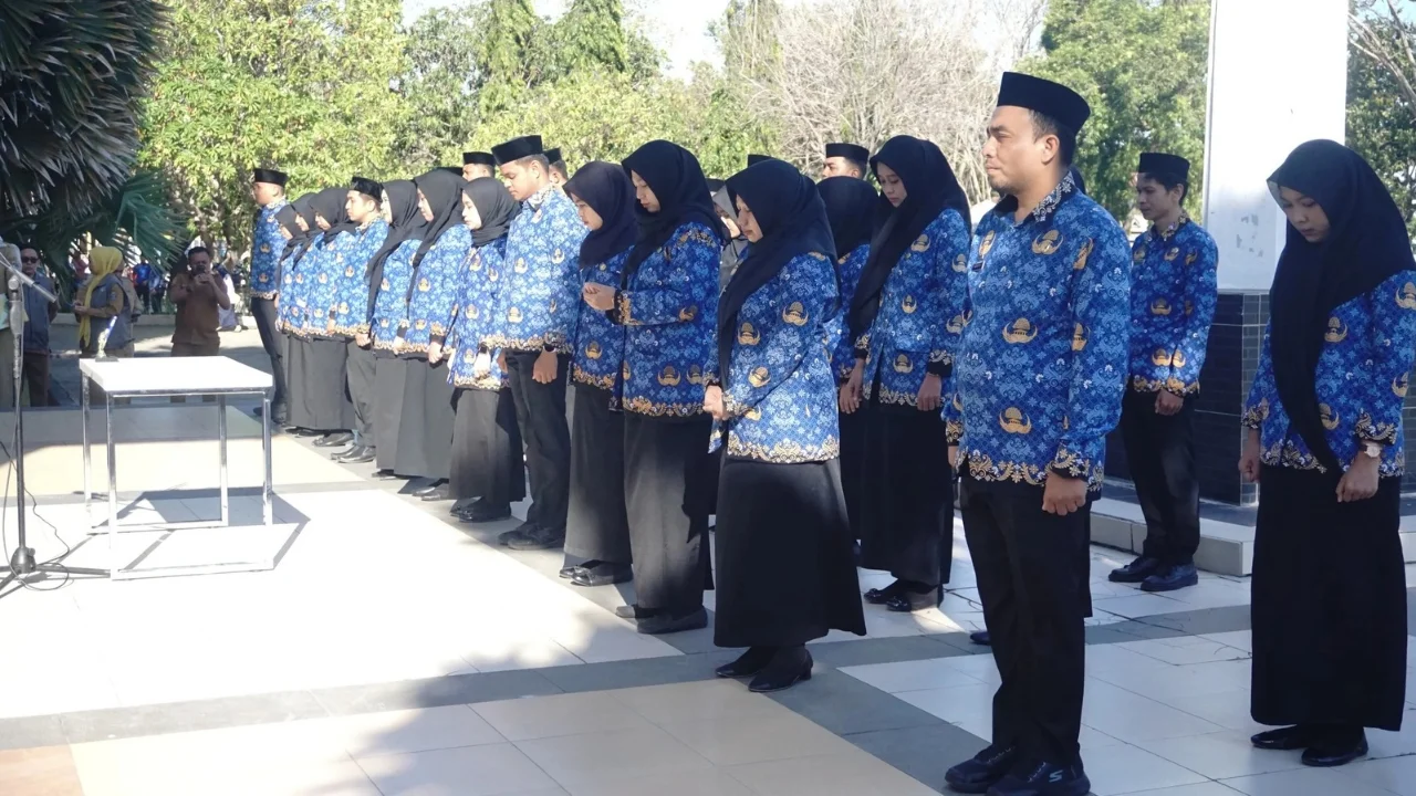 Bupati Jeneponto Serahkan SK PNS kepada 36 Pegawai, Ini Rinciannya 2 Bupati Jeneponto Serahkan SK PNS kepada 36 Pegawai, Ini Rinciannya