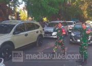 Dua Babinsa Koramil 1408/10 Bantu Urai Kemacetan Parah di Simpang SMP 8 Makassar 10 2 Babins aKoramil turun langsung bantu urai kemacetan