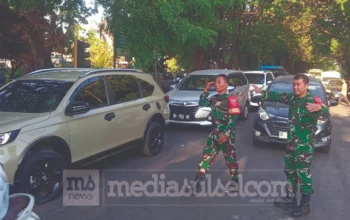 Dua Babinsa Koramil 1408/10 Bantu Urai Kemacetan Parah di Simpang SMP 8 Makassar