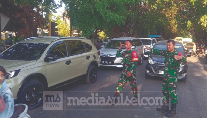 Dua Babinsa Koramil 1408/10 Bantu Urai Kemacetan Parah di Simpang SMP 8 Makassar