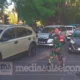 Dua Babinsa Koramil 1408/10 Bantu Urai Kemacetan Parah di Simpang SMP 8 Makassar