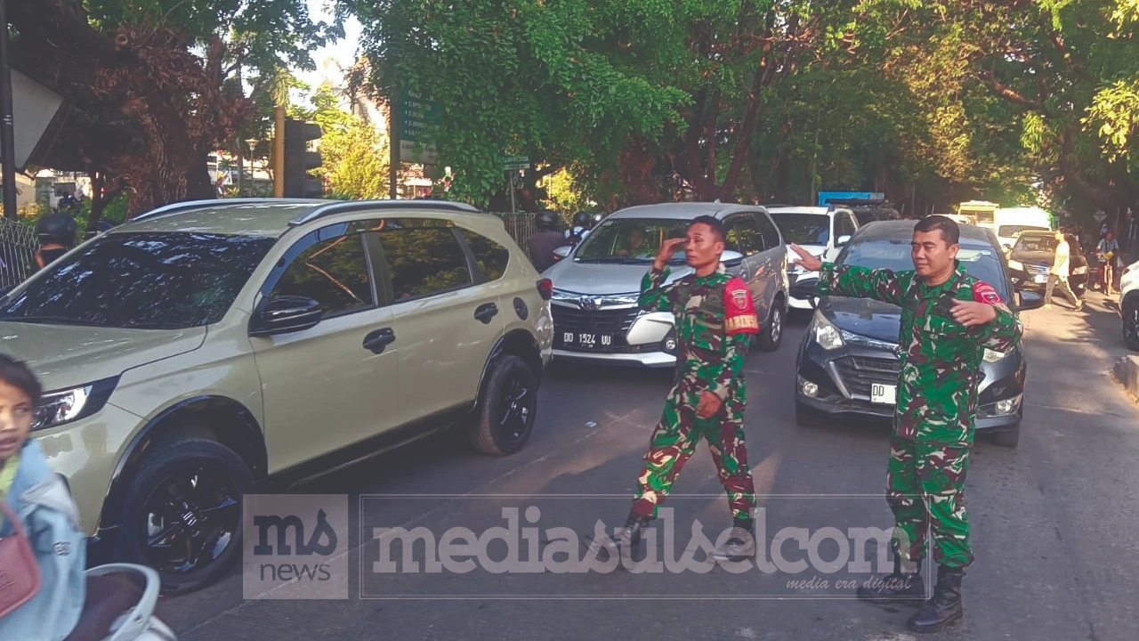 2 Babins aKoramil turun langsung bantu urai kemacetan
