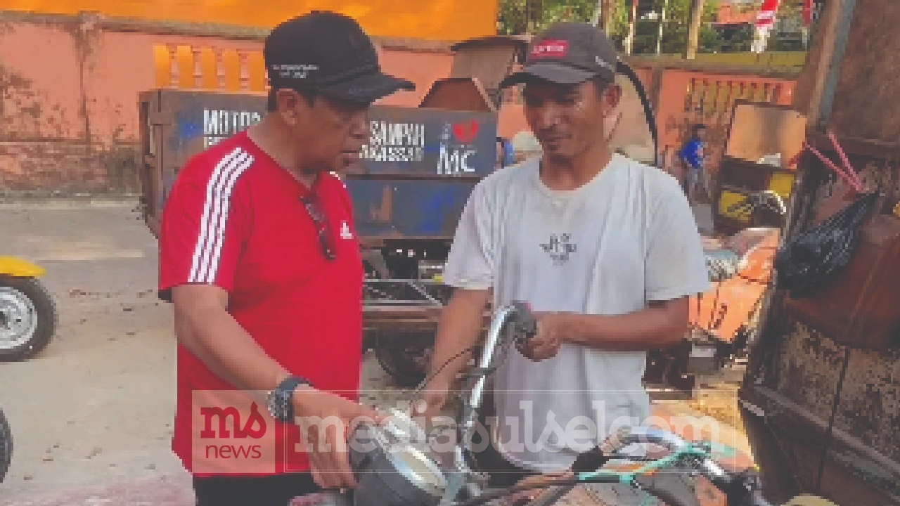 Camat Manggala Cek Armada Roda Tiga untuk Dukung Program Sampah Terpilah 2 Camat Manggala berdialog