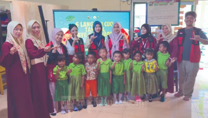 Cegah Diare Sejak Dini, Mahasiswa KKN Unhas Ajarkan Jurus Aman Minum dan Cuci Tangan di Manuba