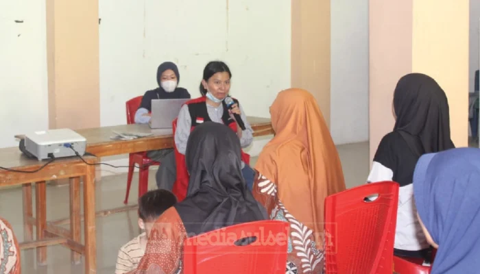 Diabetes Mengintai, Mahasiswa KKN Unhas Ajarkan Jurus Sederhana Jaga Kaki di Tellumpanua