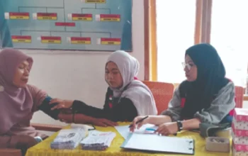KKN-PK Unhas Gelombang 69 Gelar POS TENSI di Bone, Warga Diajak Rutin Pantau Tekanan Darah 4 KKN Mattampae