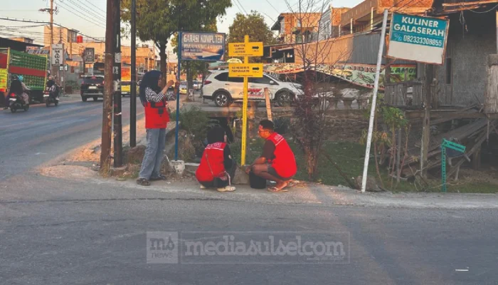 Mahasiswa KKN Unhas Permudah Akses Layanan Publik di Lakessi Lewat Papan Penunjuk Jalan