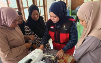 Mahasiswi KKN Unhas Latih Ibu Rumah Tangga di Allakuang Bangun Usaha Jahit Mandiri 4 KKN Unhas mesin jahit