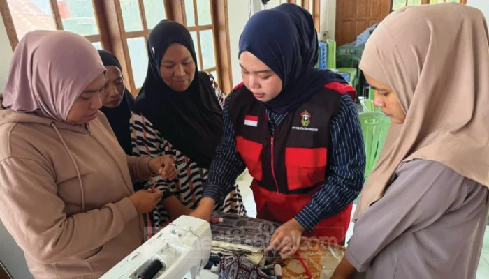 Mahasiswi KKN Unhas Latih Ibu Rumah Tangga di Allakuang Bangun Usaha Jahit Mandiri