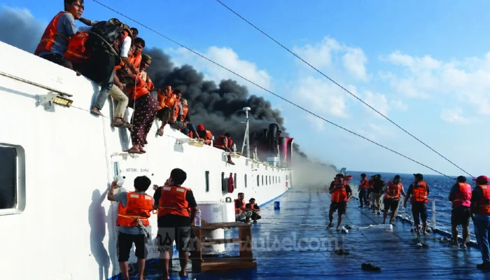 KMP Mutiara Santosa 2 Tujuan Makassar Terbakar di Perairan Madura, Basarnas Kerahkan KN SAR 249 Permadi Evakuasi Ratusan Penumpang