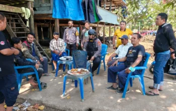 Kapolsek Manggala Tempuh Jalan Setapak Sambangi Warga Kampung Romang Tangaya
