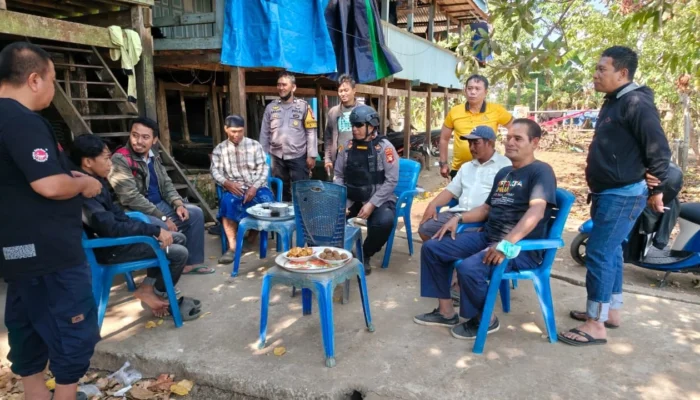 Kapolsek Manggala Tempuh Jalan Setapak Sambangi Warga Kampung Romang Tangaya