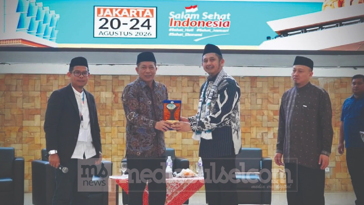 Menkop terima cindera mata