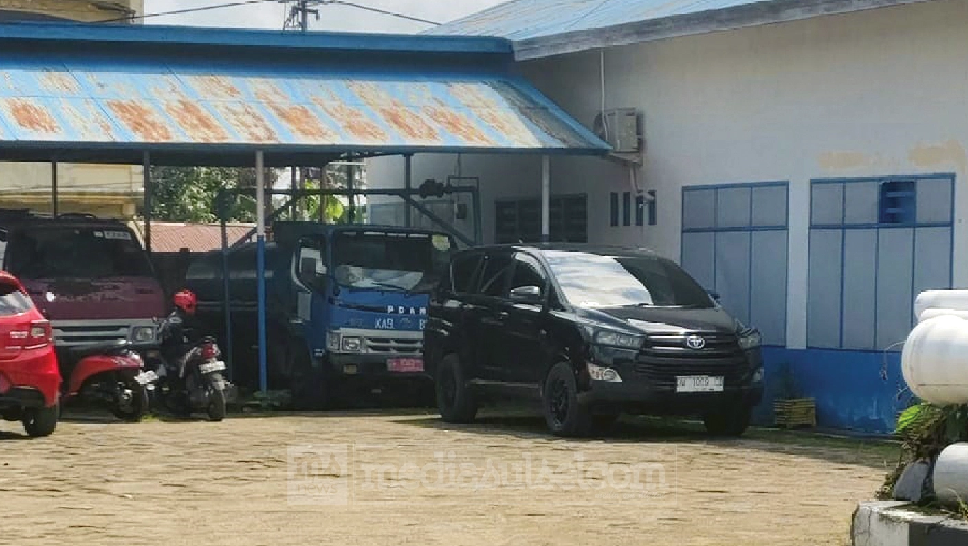 Mobil hitam