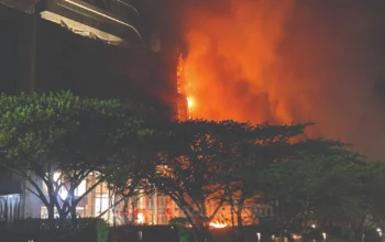 Pengunjung Nipah Mall Makassar Panik! Api Lahap Lantai 3-4, 30 Mobil Damkar Dikerahkan