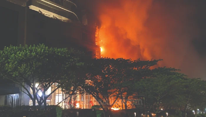 Pengunjung Nipah Mall Makassar Panik! Api Lahap Lantai 3-4, 30 Mobil Damkar Dikerahkan