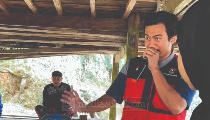 Mahasiswa KKN Unhas Ajarkan Warga Leppangeng Bikin Probiotik Pakan Ikan dari Bahan Lokal