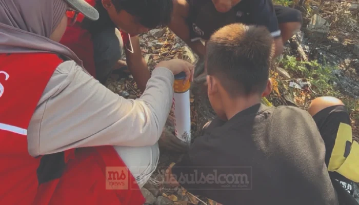 Cuma Modal Pipa PVC, Mahasiswa KKN Unhas Bikin Perbatasan Desa Teteaji Lebih Aman di Malam Hari