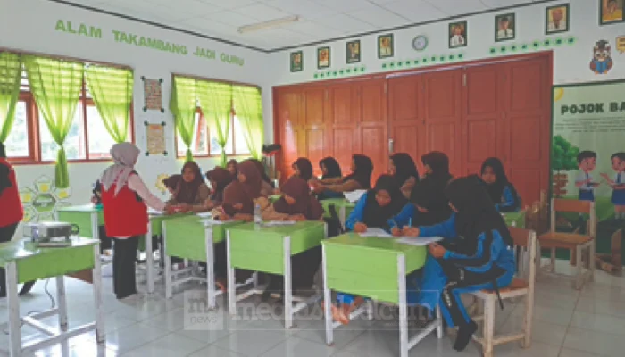 Mahasiswa KKN-PK Unhas Edukasi Siswi SMP di Bone Cegah Anemia dan Stunting Sejak Remaja