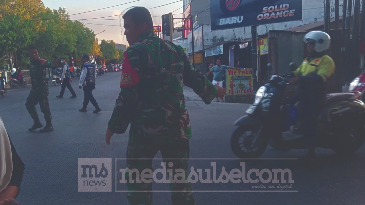 Dua Babinsa Koramil 1408/10 Bantu Urai Kemacetan Parah di Simpang SMP 8 Makassar 2 Suasana jelang Maghrib