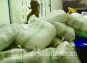 Diduga Ada Kelebihan Pengadaan, PKMB Siapkan Aksi Soroti Seragam Gratis di Bone 8 Tumpukan Seragam Sekolah