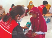 Mahasiswa KKN Unhas Edukasi Bahaya Gadget Berlebihan dan Cek Kesehatan Siswa SDN 141 Barru 10 cek kesehatan siswa