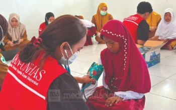Mahasiswa KKN Unhas Edukasi Bahaya Gadget Berlebihan dan Cek Kesehatan Siswa SDN 141 Barru