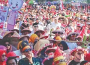 Ribuan Warga Tumpah Ruah Ikuti Jalan Sehat dan Kirab Kemerdekaan di Makassar 11 mager agustus