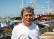 Sisi Lain To Manurung dalam Sejarah Raja-raja Bone: Figur Awal Konstruksi Legitimasi Kerajaan 9 Dr. Drs. Andi Djalante Mappasessu, MM., M.Si.